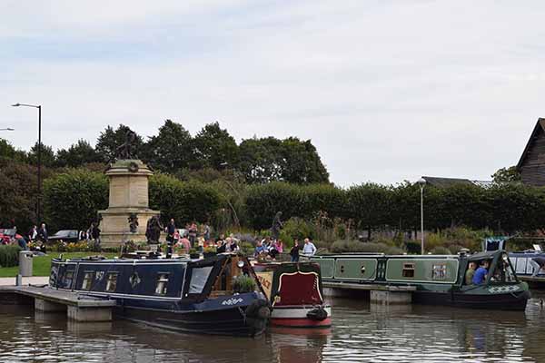 Tour boats at Stratford
