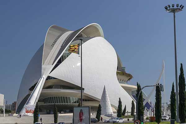 Palau de les Arts Reina Sofia (Palace of the Arts Reina Sofia), an opera house and cultural center in Valencia,
